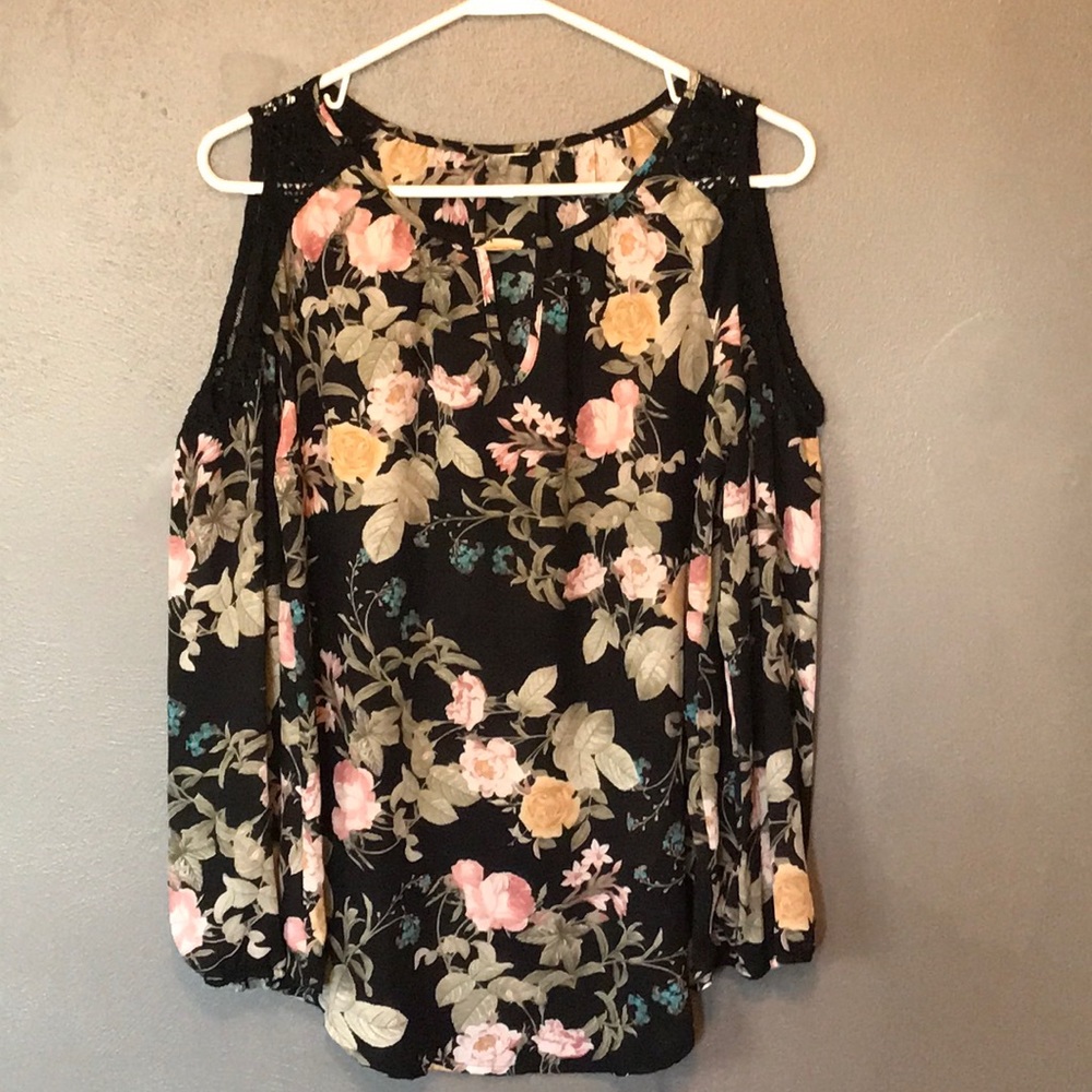 Cold Shoulder Flowery Top size med